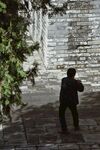 小巷中打太極的老人
