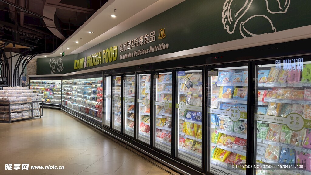 超市冷藏柜陳列豐富商品