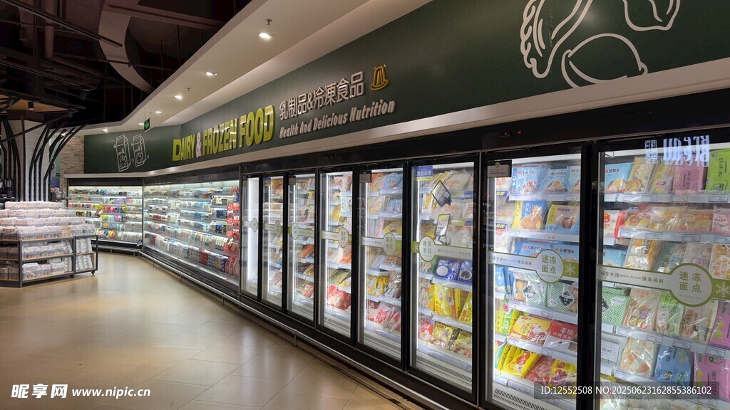超市冷藏柜陳列豐富商品