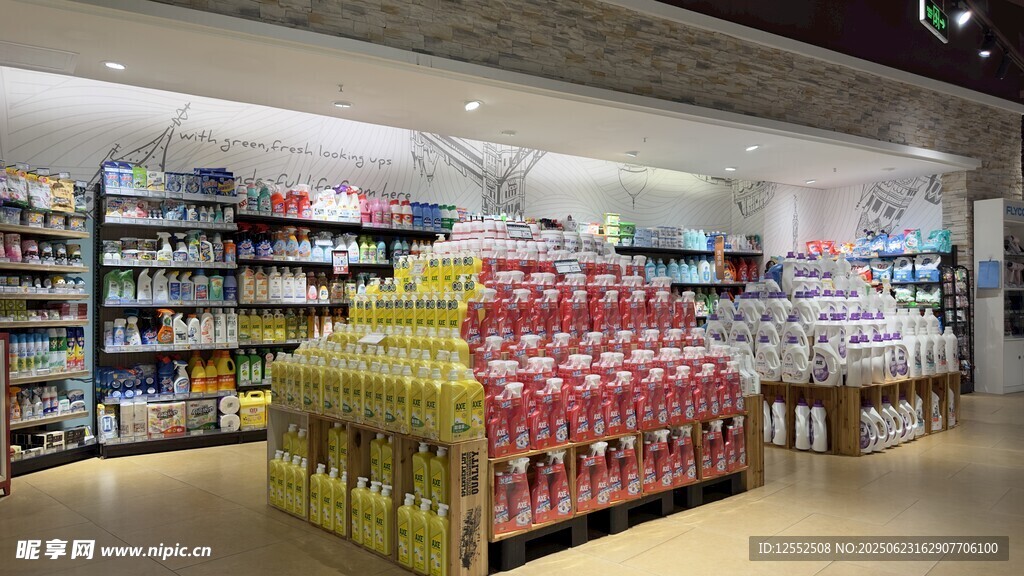 超市內(nèi)多彩商品陳列架
