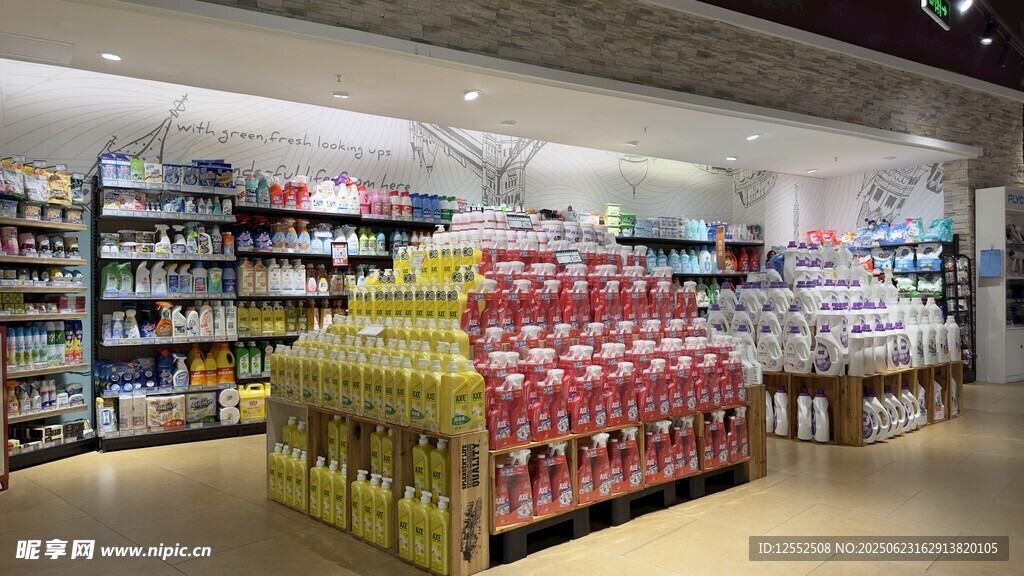超市內(nèi)色彩繽紛的商品陳列