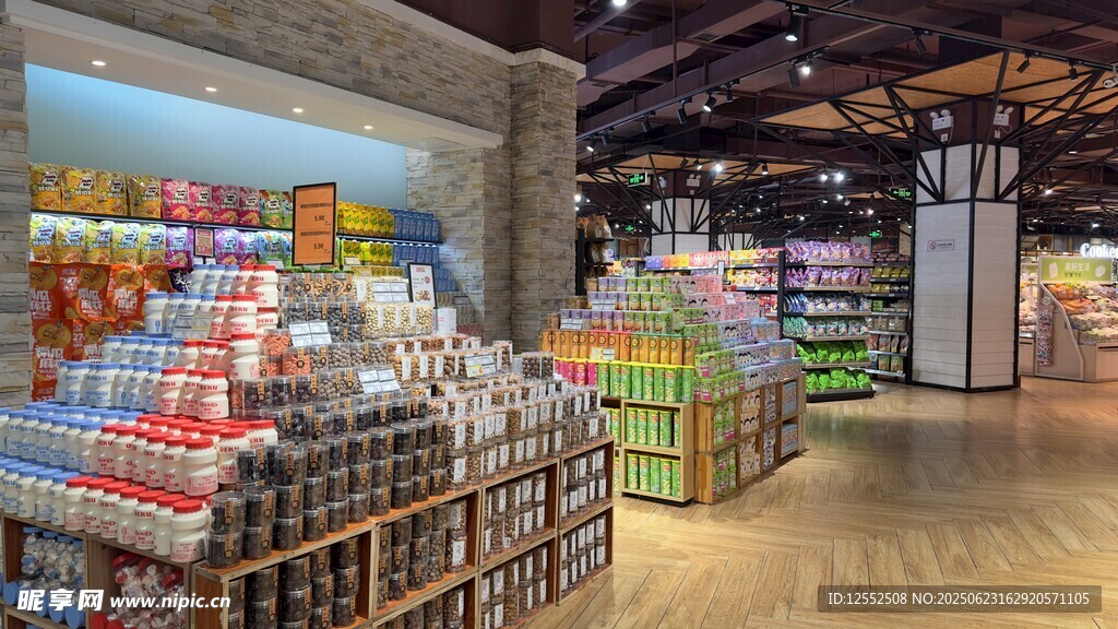 超市內(nèi)景展示豐富商品