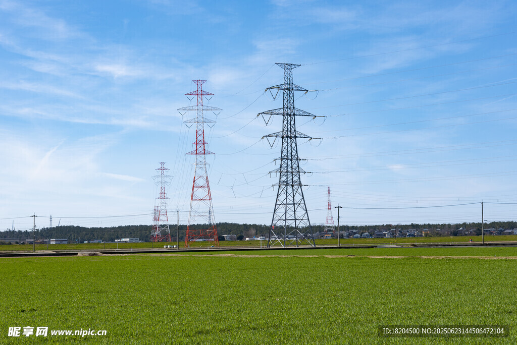 田野上的高壓輸電塔