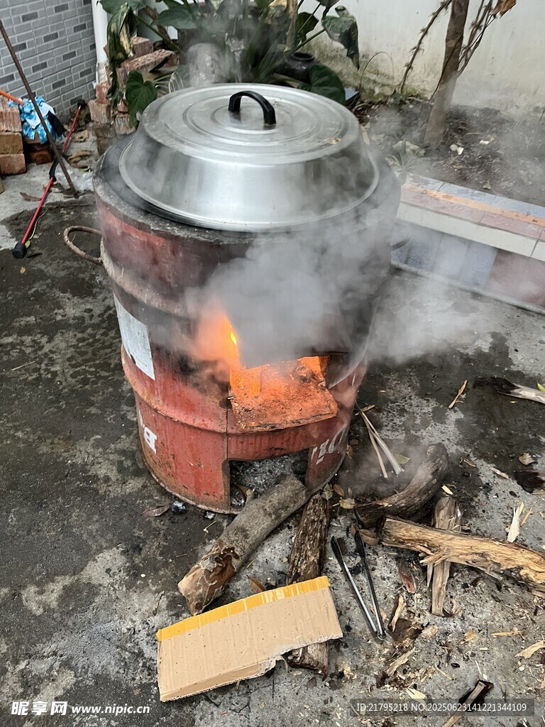戶外土灶烹飪場景