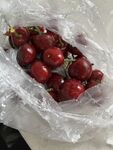 塑料袋中的新鮮紅櫻桃