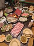 豐盛火鍋食材擺滿(mǎn)一桌