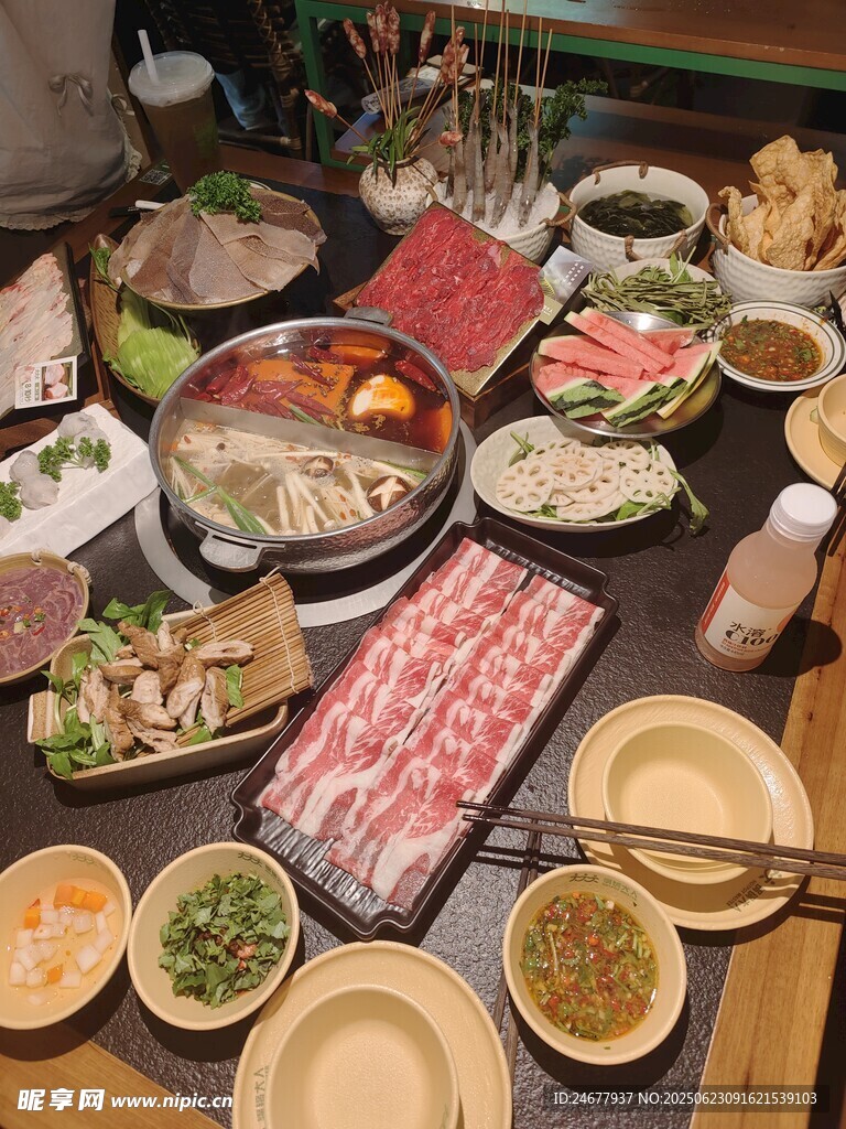 豐盛火鍋食材擺滿一桌