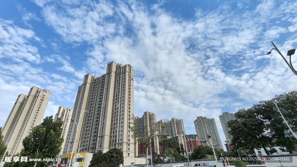 城市高樓與藍天白云景觀
