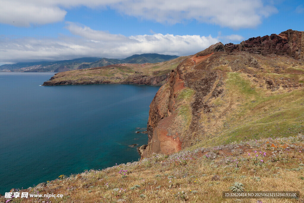 海岸邊的壯麗山崖景觀