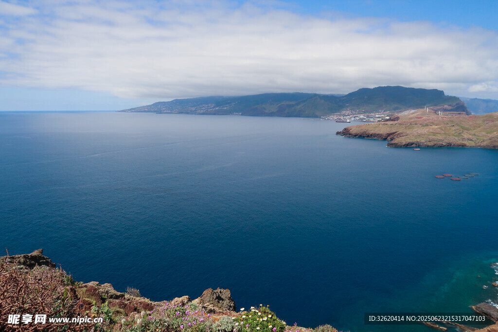 藍色海域與遠處島嶼風光