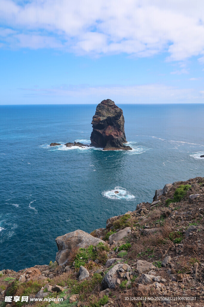 海邊孤巖美景