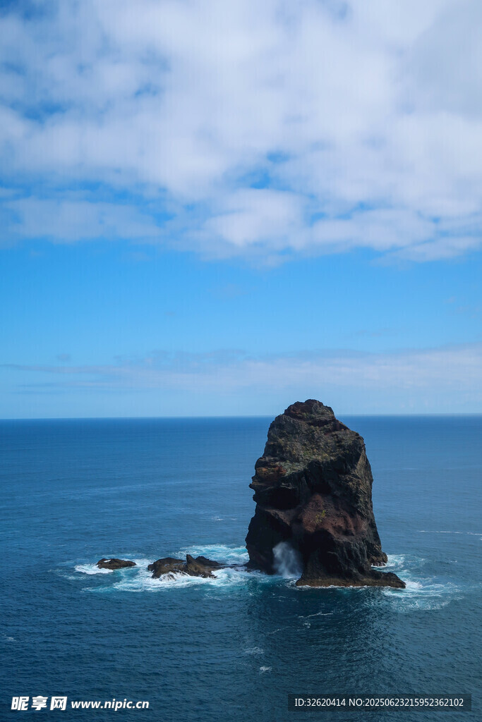 海中孤巖 藍(lán)天碧海景致
