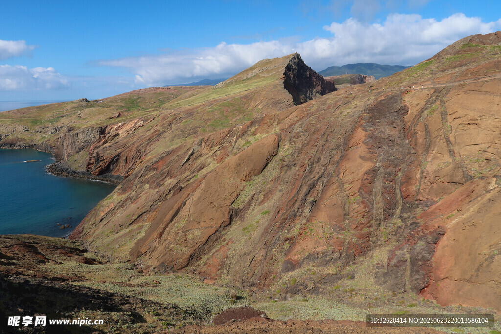 海岸邊的壯麗山巒景觀