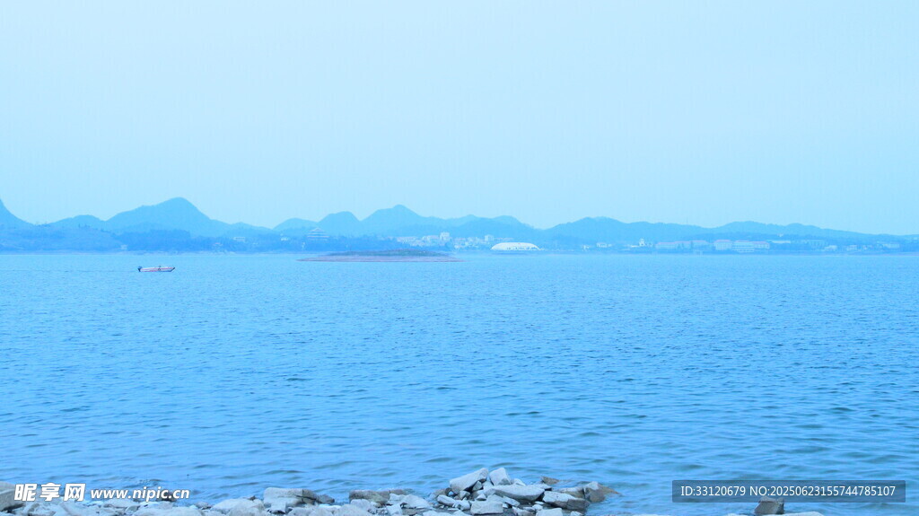 藍色遼闊海面與遠處山巒
