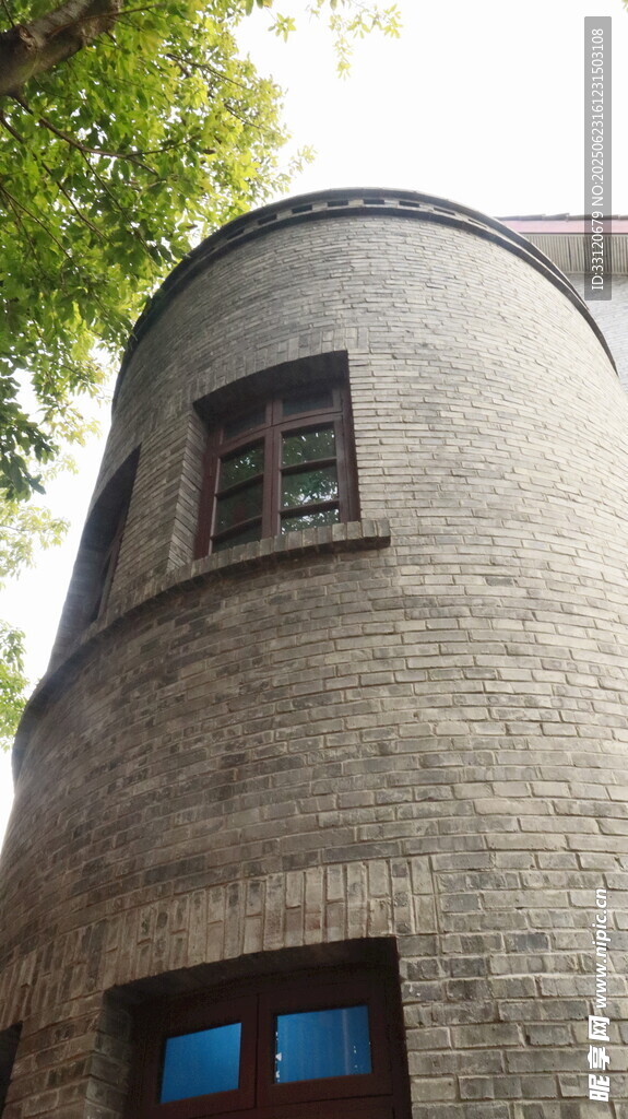 圓形石砌建筑外觀