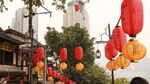 街頭懸掛的多彩中式燈籠
