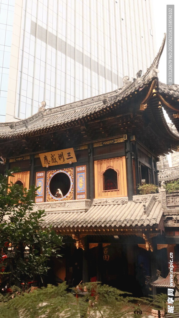 中式古建筑與現代建筑相映