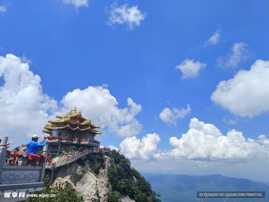 山頂古建映藍天