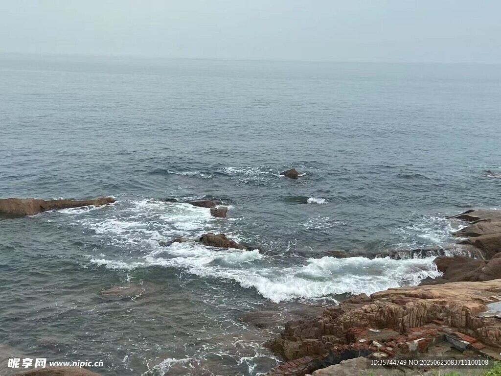 海邊礁石與翻涌海浪