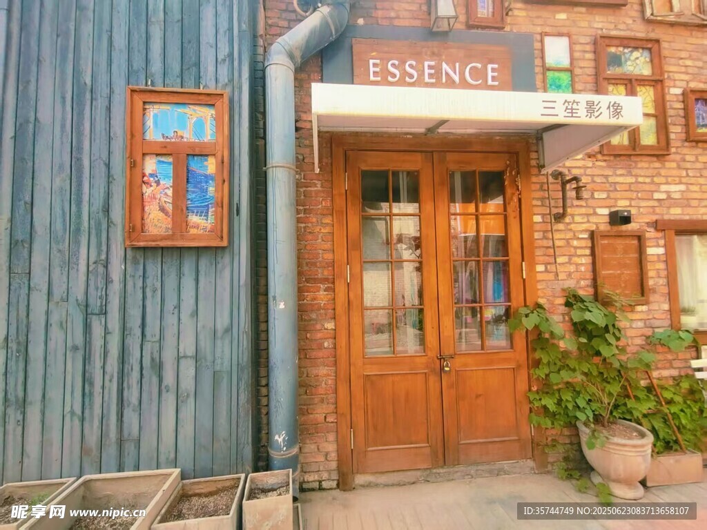 復(fù)古風(fēng)格木質(zhì)咖啡店外觀