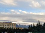 城市建筑與遠山綠樹景觀