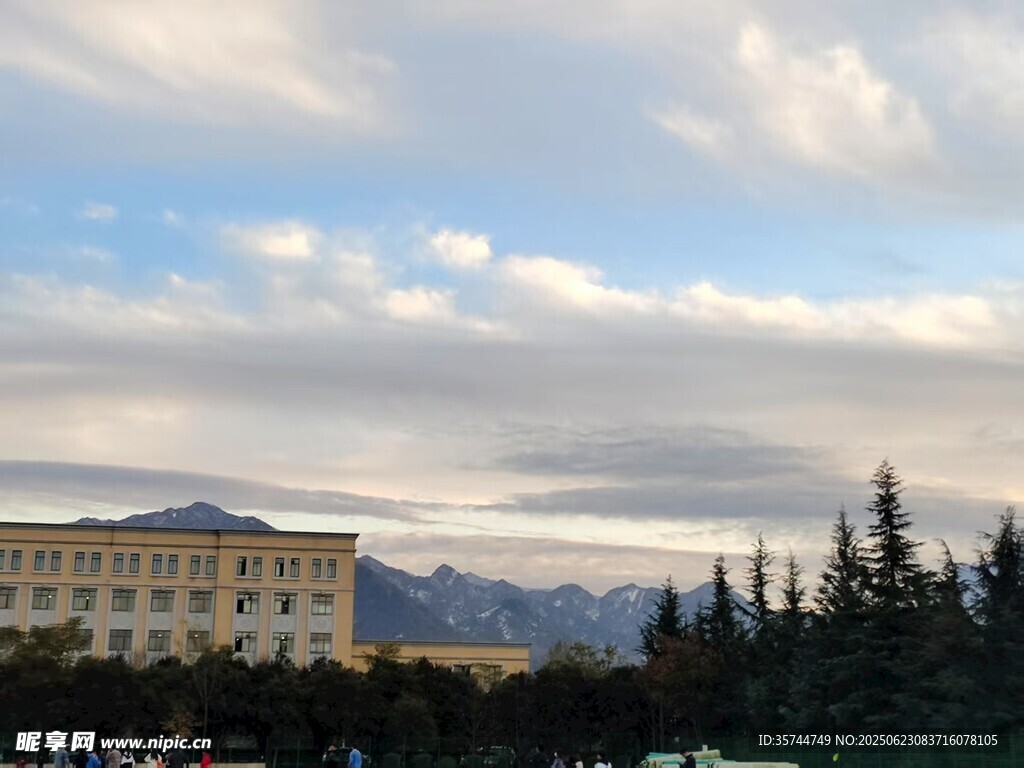城市建筑與遠山綠樹景觀