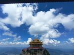 山頂金殿映藍天