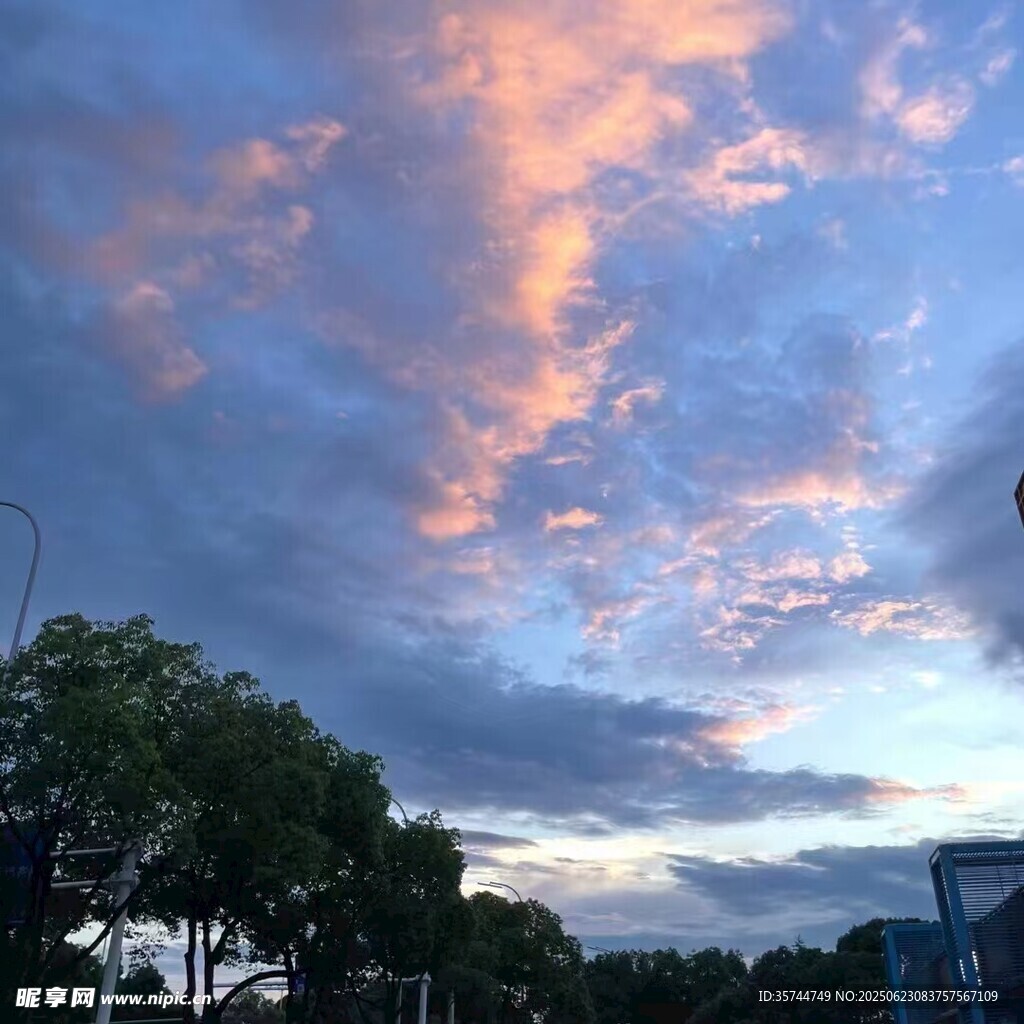 黃昏時分絢爛的天空美景