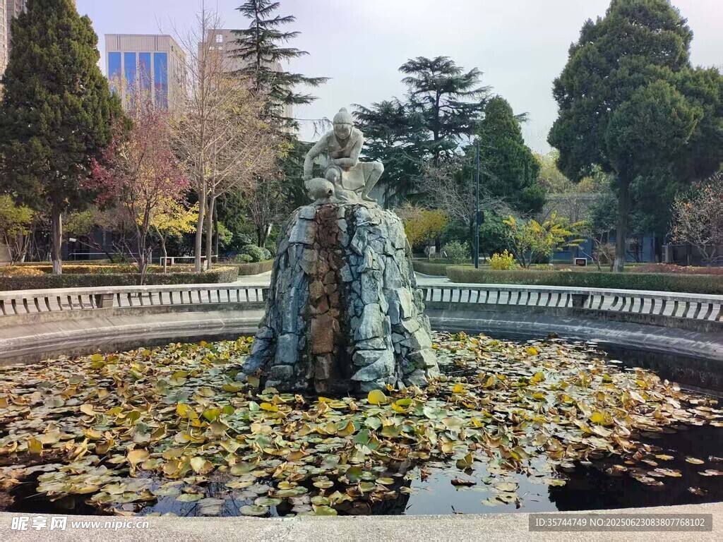 半坡博物館雕塑與睡蓮景觀