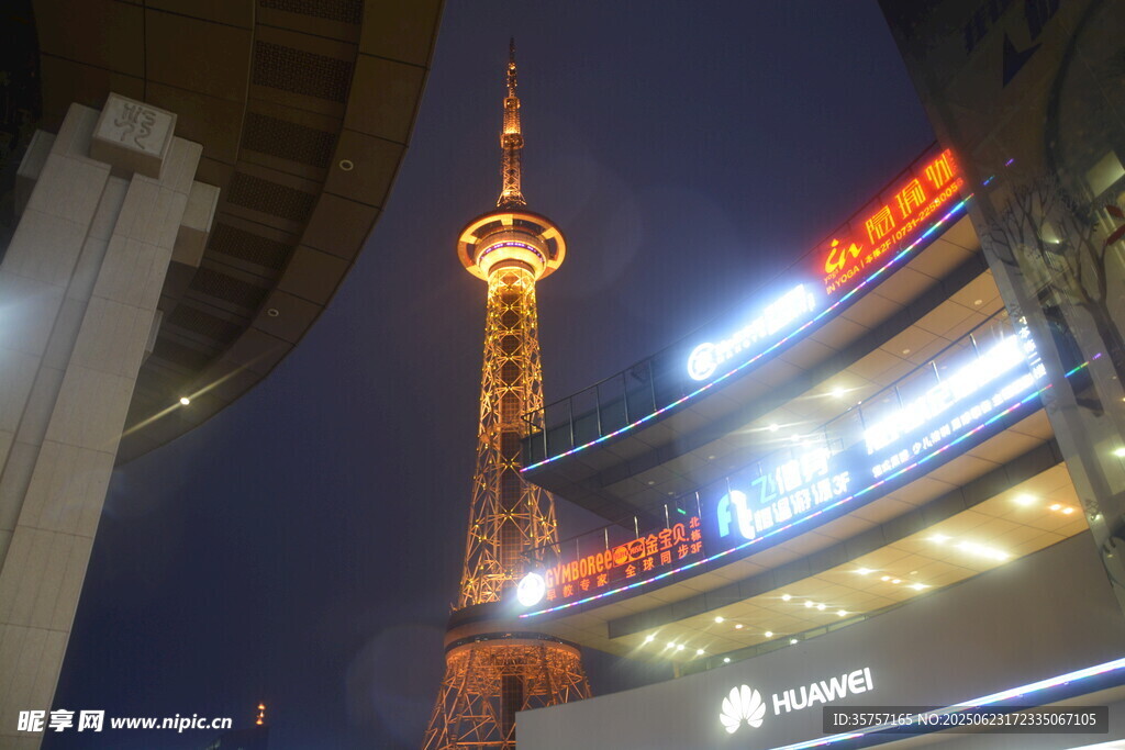 城市夜景中的高聳電視塔