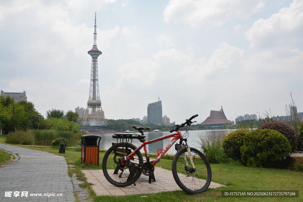 河畔單車與遠處高塔風景