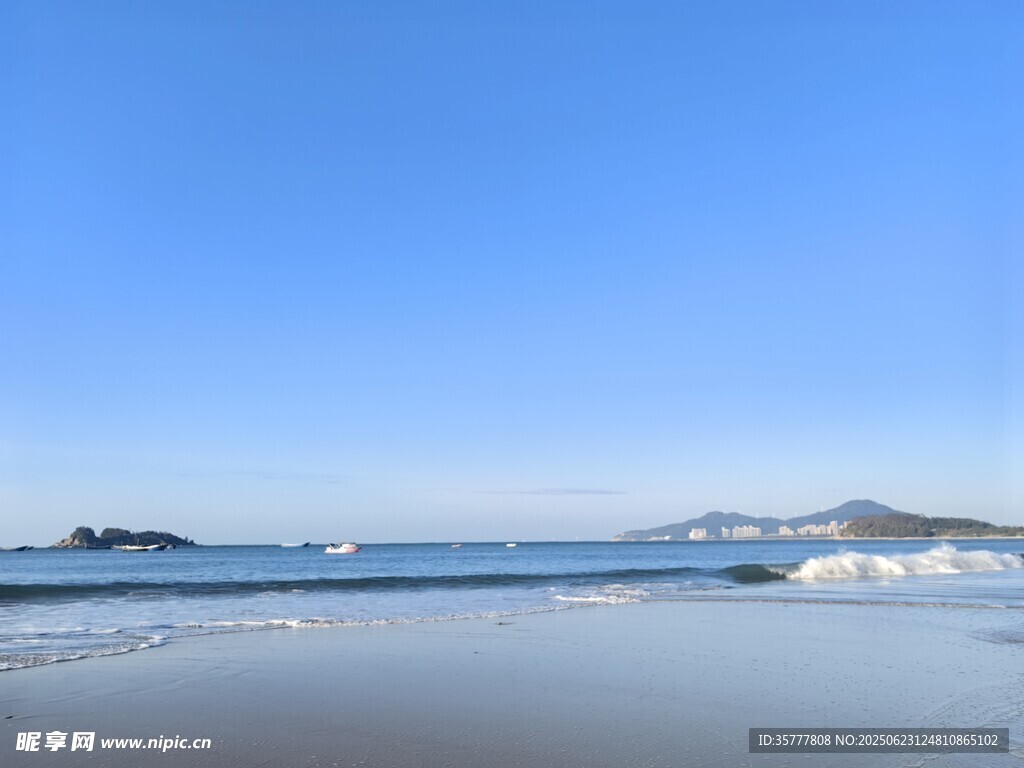 碧海藍天的美麗海濱風光