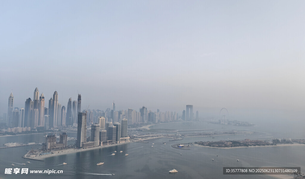 俯瞰城市與水域景觀