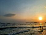 海邊日落美景 二人漫步