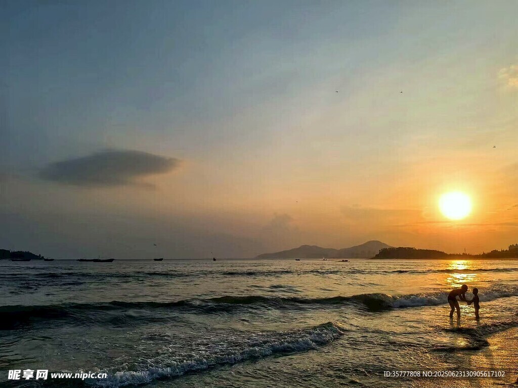 海邊日落美景 二人漫步