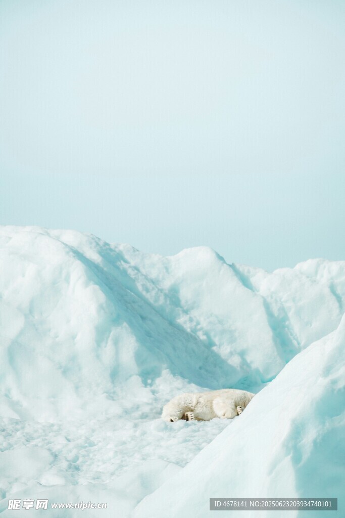 冰雪覆蓋的山巒景觀