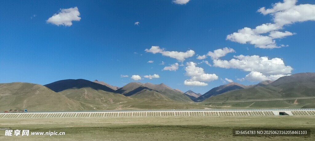 廣闊藍天與遠山風景