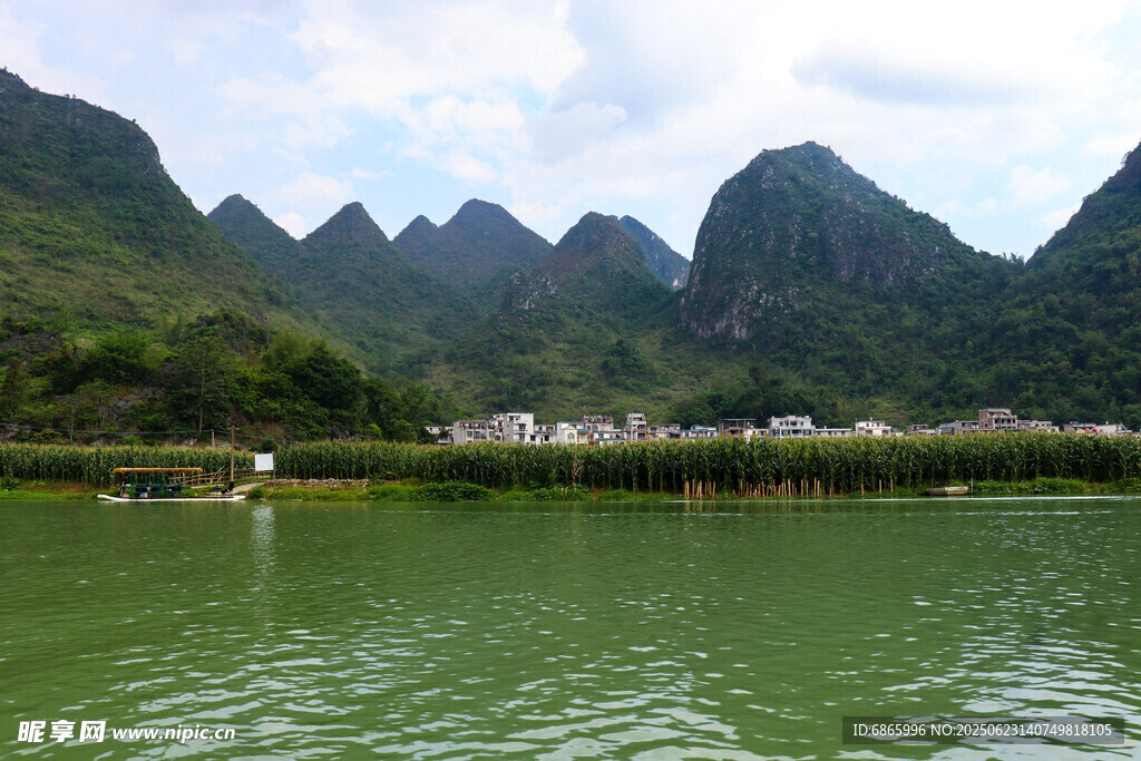 山水相依的秀麗自然景觀