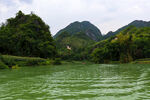 青山綠水間的秀麗河景