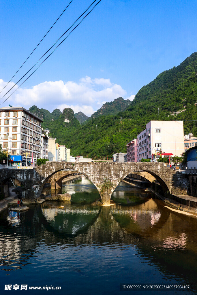 古橋河畔的美麗城鎮風光