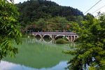 青山綠水間的古樸石橋