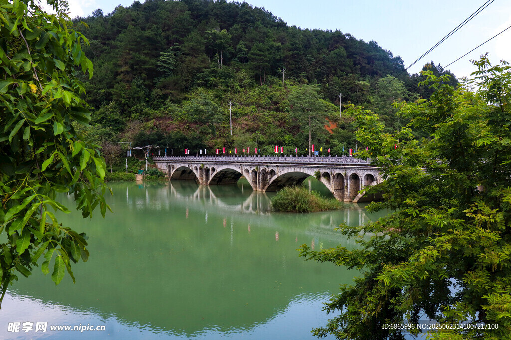 青山綠水間的古樸石橋