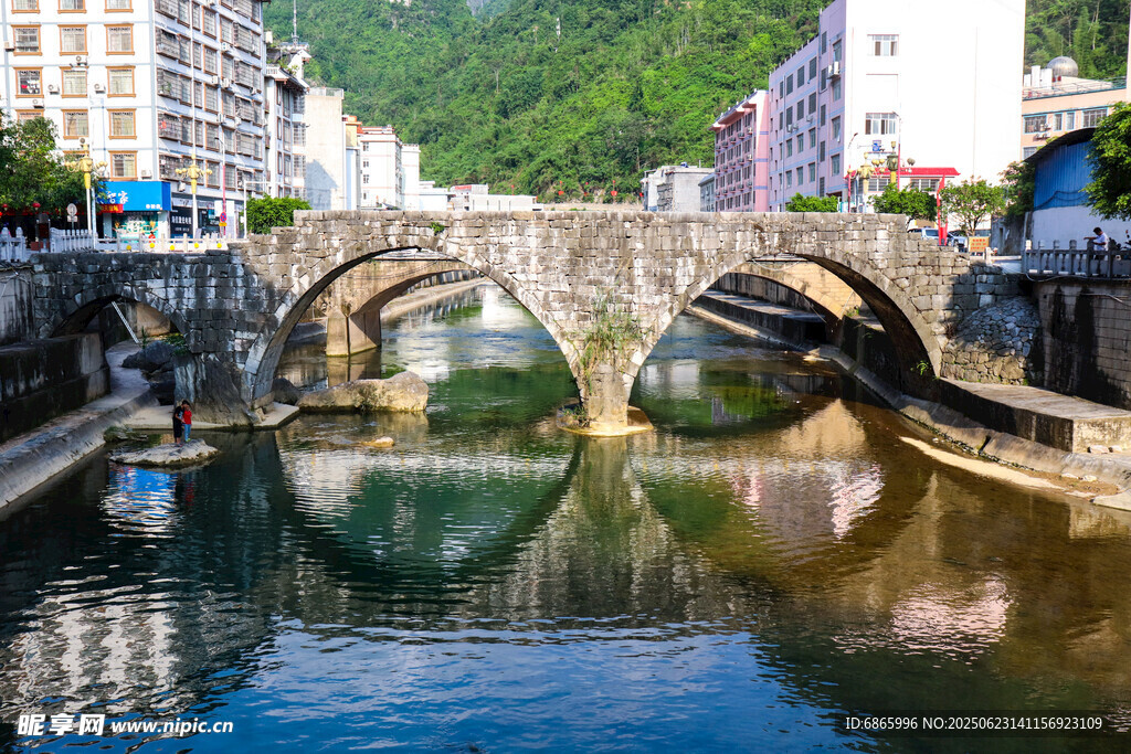 古石橋橫跨寧靜河水
