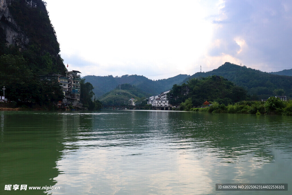 山水相依的靜謐湖景