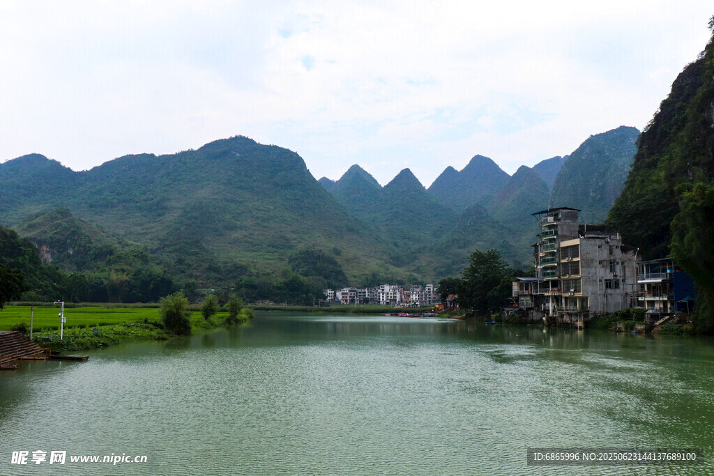 秀麗山水間的河畔景致