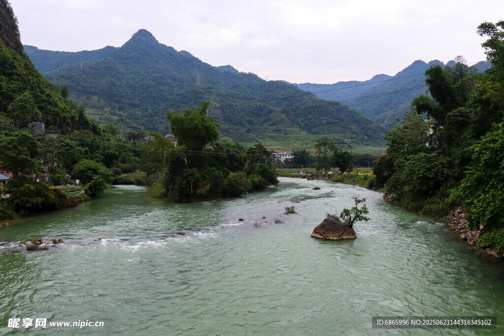 青山綠水間的漂流美景