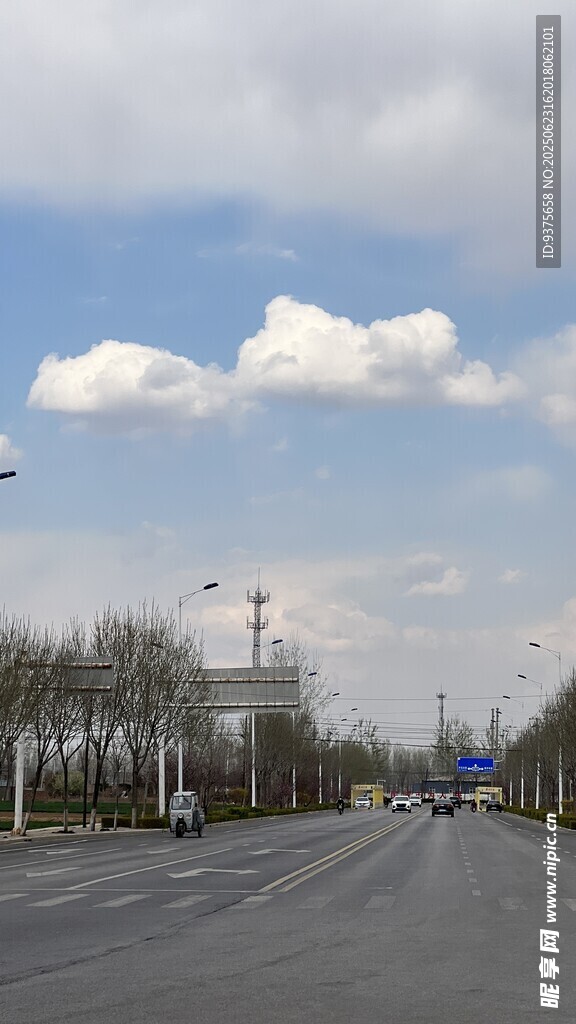 寬闊道路與藍天白云景觀