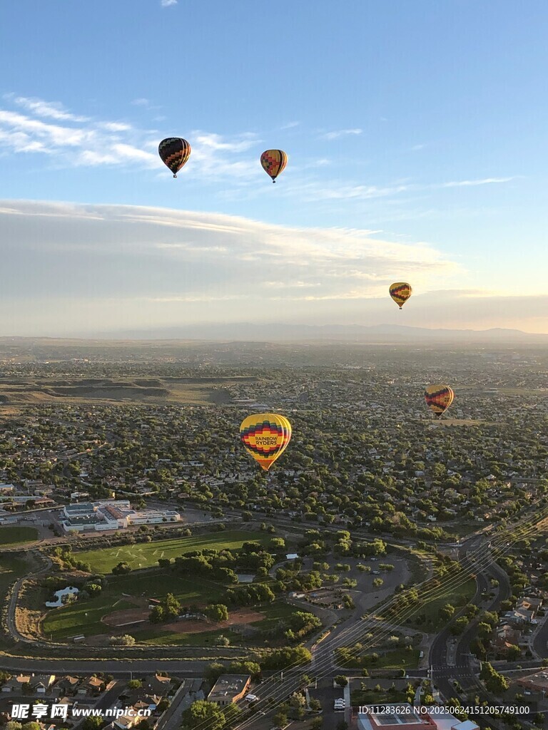 空中俯瞰多彩熱氣球景觀