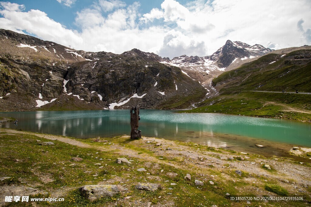 高山湖畔美景