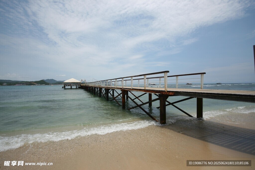 海邊棧橋延伸至碧海藍天